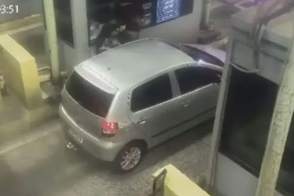 Em Diadema, criminosos roubam carro em pedágio da Rodovia dos Imigrantes
