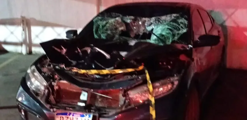 Carro ficou com a frente destruída após atropelamento de jovens na avenida Goiás