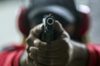Senado aprova porte de arma para mulheres com medida protetiva