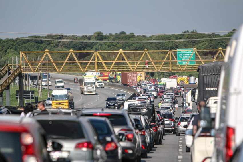 Carreta tomba sobre carro e deixa vitimas fatais no litoral